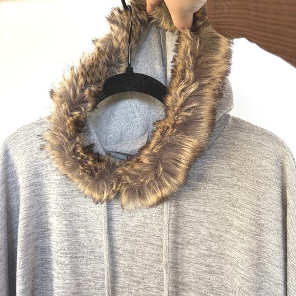 Y2K Scene Faux Fur Hood Sleeveless Top 2011 Gyaru Poncho Rave Alt Medium - Picture 2 of 8